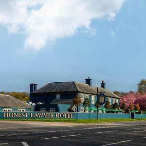 Honest Lawyer Hotel